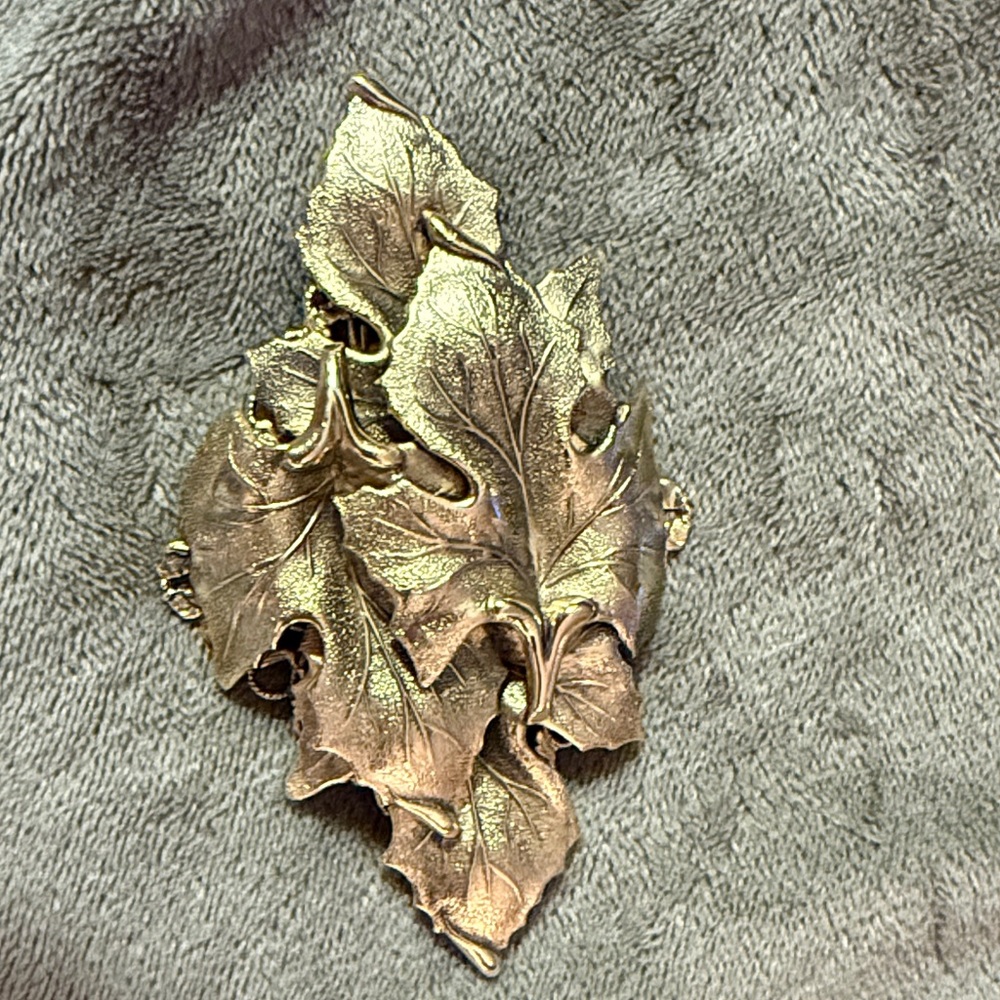 Vintage Goldtone brooch Set - Picture 6 of 11